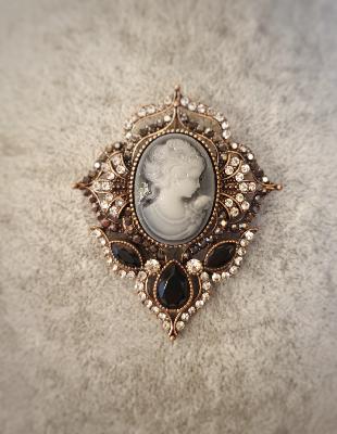 Broche noir or